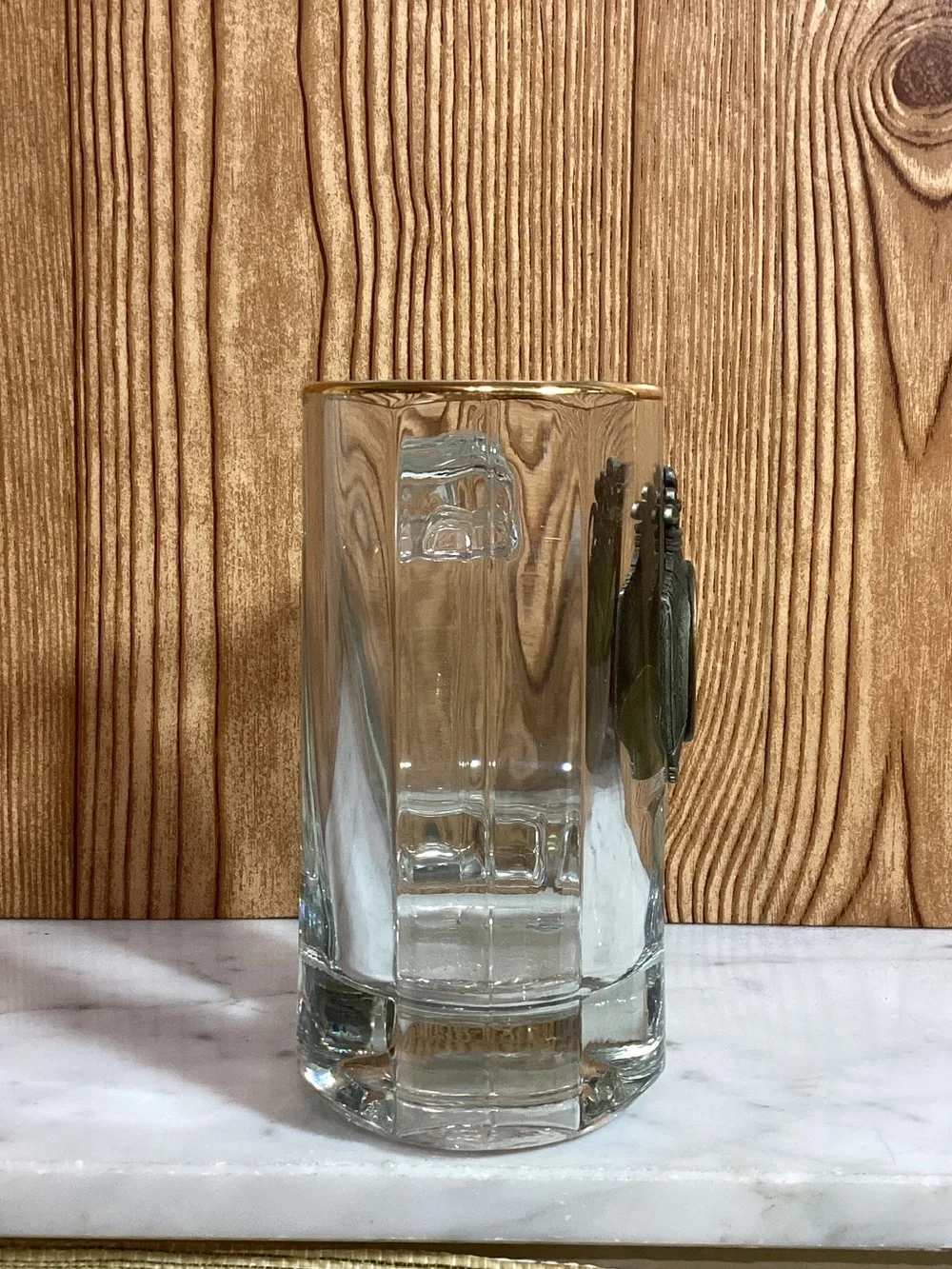Clear Glass Golf-Themed Beer Mug with Gold Rim Metal 3 Medallion